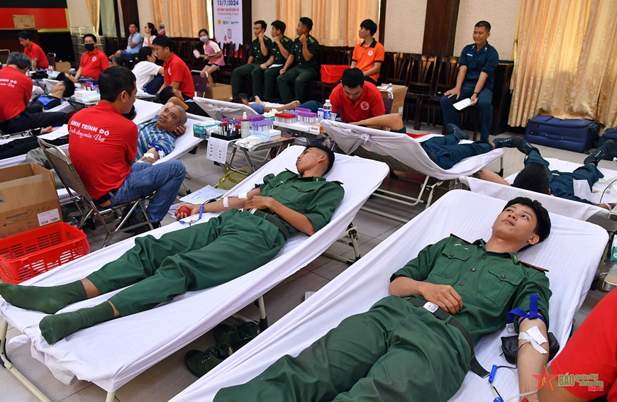 Cán bộ, chiến sĩ Hải đoàn Biên phòng 18 tham gia hiến máu tình nguyện